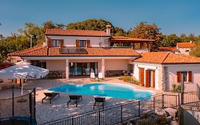 Villa Arton Heated Swimming-Pool
